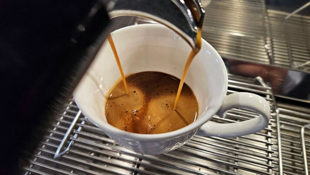 kawa Ristretto, espresso i lungo: różnice, proporcje i czas parzenia