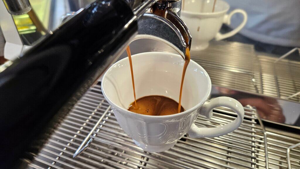 Równomiernie płynące espresso w ekspresie kolbowym