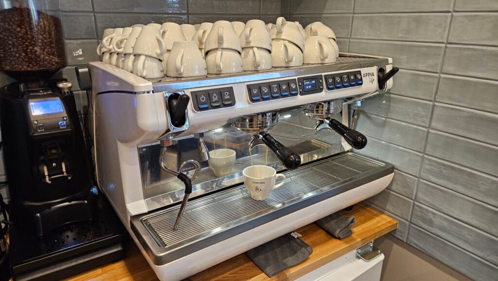 Biały ekspres Nuova Simonelli Appia Life XT 2GR z młynkiem w restauracji Syrenka w Kołobrzegu