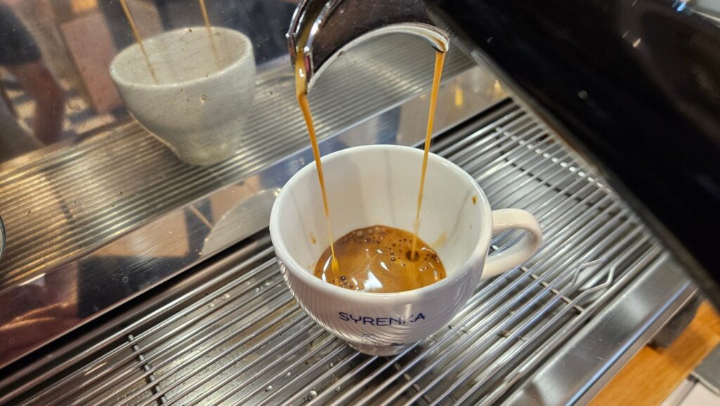 Espresso z kawy Syrenka parzone na ekspresie Nuova Simonelli Appia Life XT