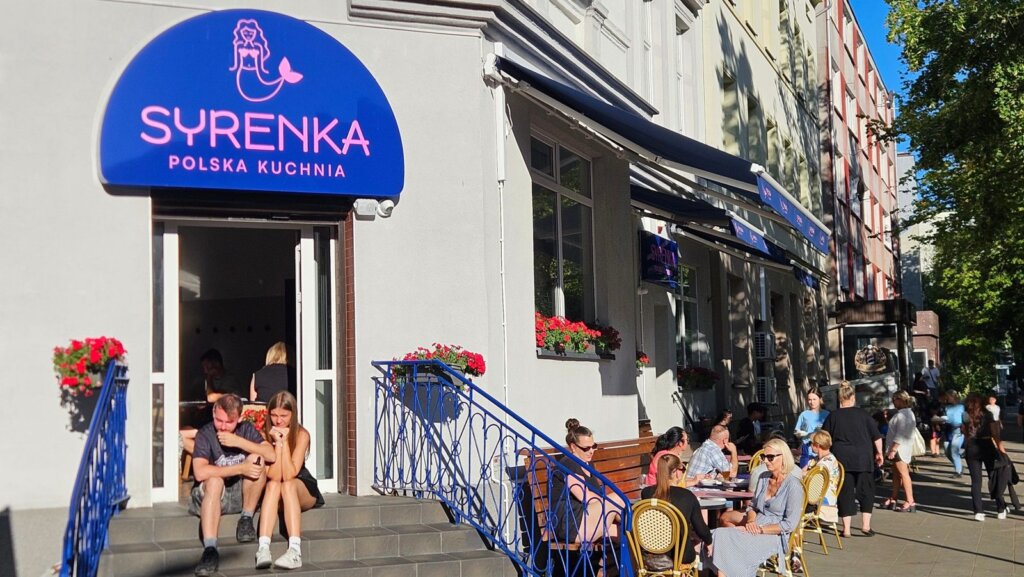 Restauracja Syrenka Polska Kuchnia w Kołobrzegu, ogródek przed lokalem przy ul. Zwycięzców
