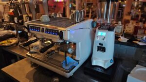 20251106 203608 Ekspresy Nuova Simonelli - dlaczego ta marka jest standardem w profesjonalnej gastronomii