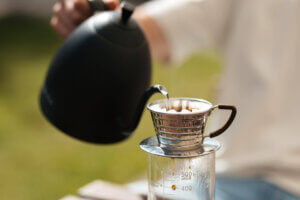 Szukasz filtrów do kawy w Kołobrzegu? V60, Melitta, Kalita, Aeropress i filtry do przelewów. Kup stacjonarnie przy ul. Dubois 21A lub online z szybką wysyłką.