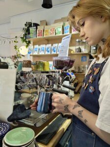 IMG 20260308 111126668 Jak zadbać o atmosferę w kawiarni i dlaczego jest to tak ważne?