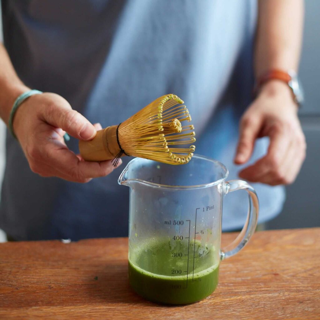Matcha mieszanie chasenem