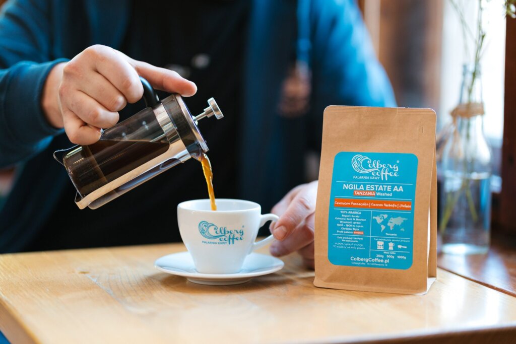 Nalewanie kawy z prasy francuskiej do filiżanki Colbergcoffee