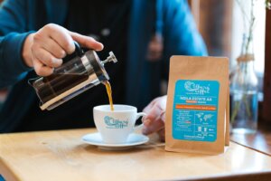 Nalewanie kawy z prasy francuskiej do filiżanki Colbergcoffee