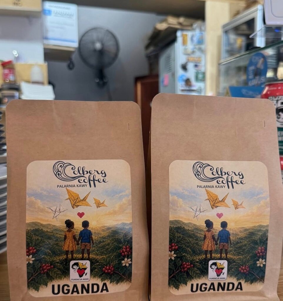 Dwie paczki kawy z Ugandy Colbergcoffee ze specjalną etykietą na rzecz Fundacji Akiiki