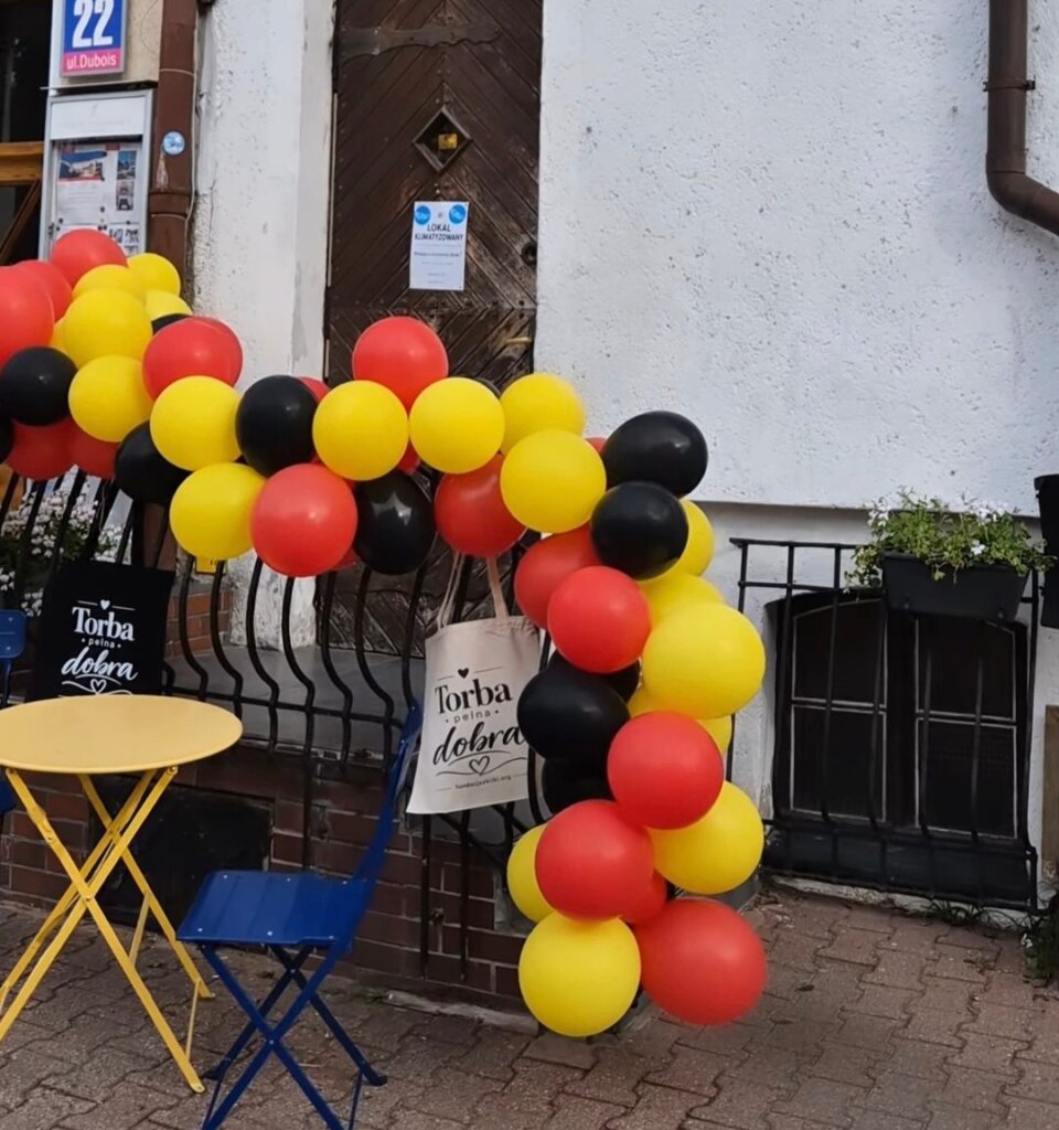 Wejście do kawiarni Colbergcoffee w Kołobrzegu udekorowane balonami w barwach Ugandy