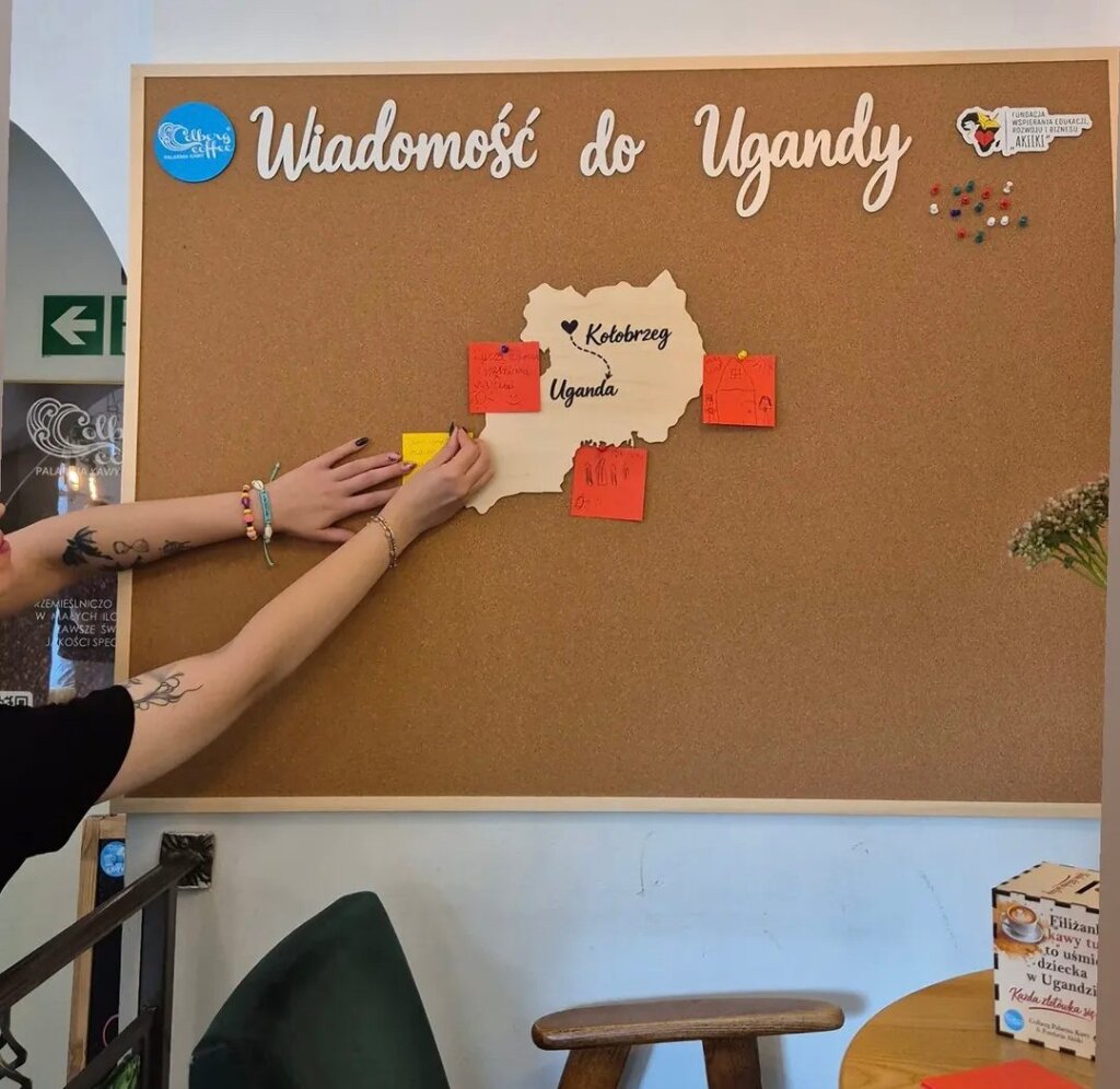 Tablica Wiadomość do Ugandy w kawiarni Colbergcoffee w Kołobrzegu podczas wydarzenia Ugandyjskie picie kawy