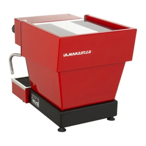 Ekspres La Marzocco Linea Micra w kolorze czerwonym widziany z tyłu