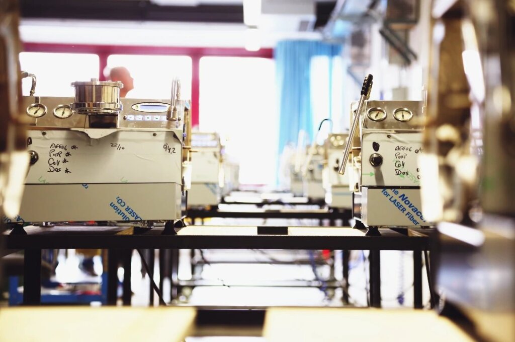 Ekspresy La Marzocco GS3 na stanowisku testowym w fabryce