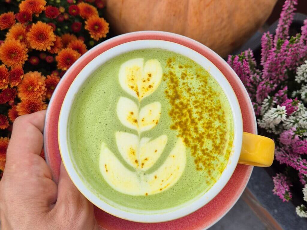 Golden Matcha z kurkumą i latte art w filiżance z żółtym uchem