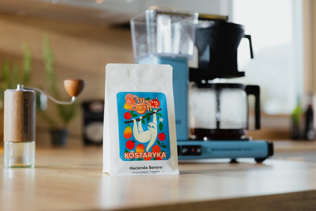 Kącik kawowy w kuchni z ekspresem przelewowym i kawą Colbergcoffee