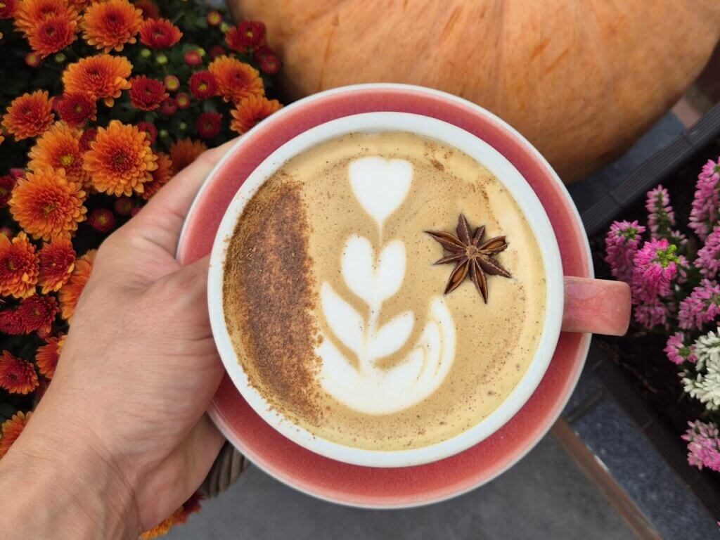 Pumpkin spice latte z cynamonem i anyżem w kawiarni Colbergcoffee w Kołobrzegu