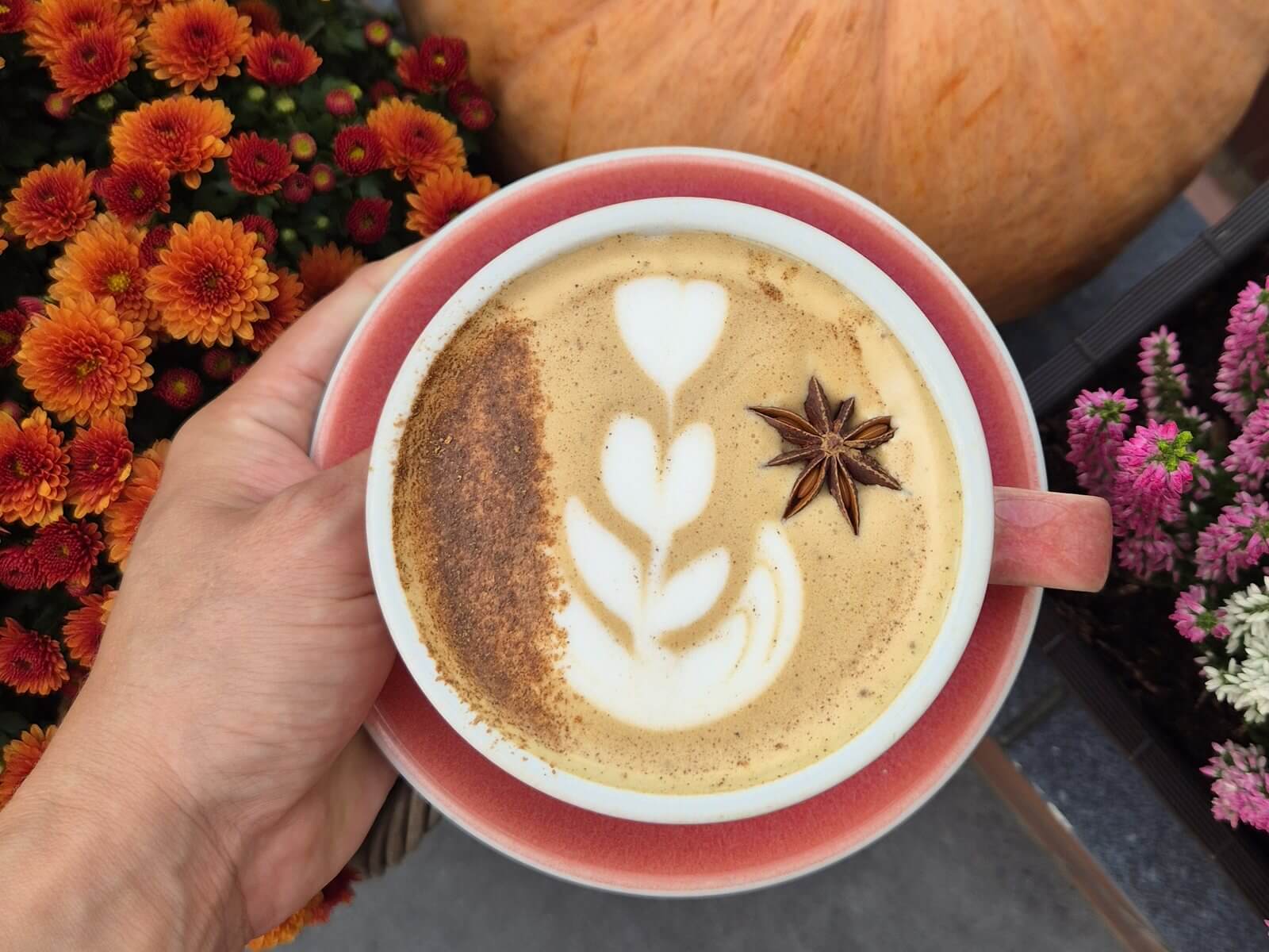 Pumpkin spice latte z cynamonem i anyżem w kawiarni Colbergcoffee w Kołobrzegu