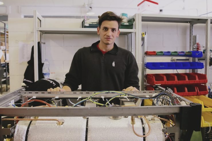 Technik La Marzocco przy ramie ekspresu z kotłem w otulinie izolacyjnej